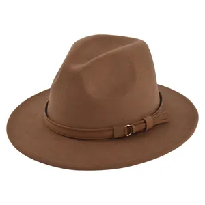 Detail van donkerbruine fedora hoed met suède riem en gouden metalen gesp op de rand