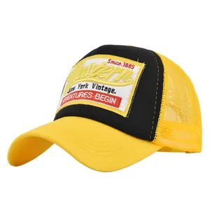 Dettaglio della toppa ricamata Western sul cappello trucker vintage giallo e nero