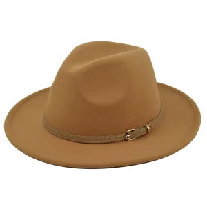 Detail van wollen vilten fedora hoed met een camel leren band en kleine gouden gesp