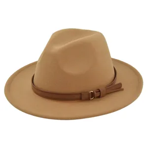 Detail van kaki fedora hoed met een bruine riem, gouden ring en leren kwastjes