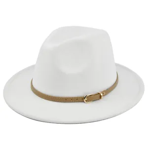 Detail van beige wollen fedora met een kaki lederen riem en gouden metalen gesp