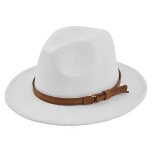 Detail van witte fedora met brede rand, bruine lederen riem en gouden gesp