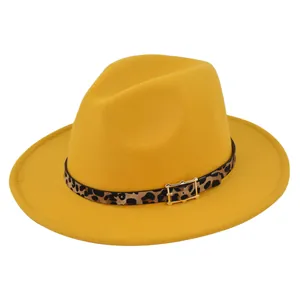Detalle de sombrero fedora de lana amarilla con banda de leopardo y hebilla dorada