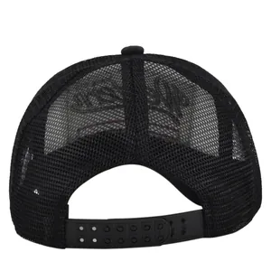 Dettaglio del cappello trucker nero con rete traspirante e chiusura a scatto regolabile