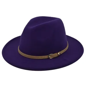 Detail van paarse fedora hoed met wolvilt textuur en bruine leren band met metalen gesp