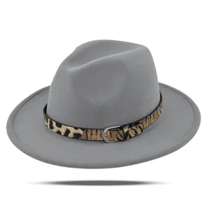 Cappello fedora in lana grigia con nastro leopardato e fibbia decorativa in metallo
