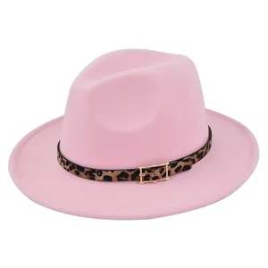 Detalle de sombrero fedora rosa de lana con banda de leopardo y hebilla metálica dorada