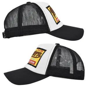 Vista dettagliata del cappellino trucker bianco e nero con patch vintage Western