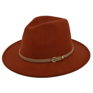 Detail van roestrode vilten fedora met lichtbruine leren band en gouden gesp