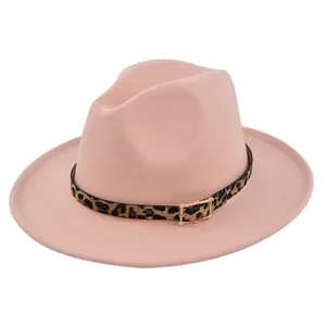 Detalle de sombrero fedora rosa con cinta de leopardo y hebilla dorada de alta calidad