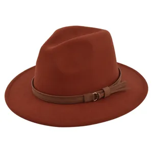 Detail van roestrode vilten fedora hoed met bruine leren band en gouden gesp