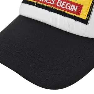 Dettaglio della toppa ricamata 'BEGIN' e cuciture sul cappellino da baseball mesh bicolore