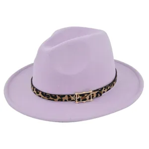 Detalle de sombrero de fieltro lavanda con banda de leopardo y hebilla dorada