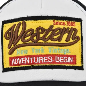 Dettaglio della toppa ricamata sul cappellino vintage con scritta New York Vintage