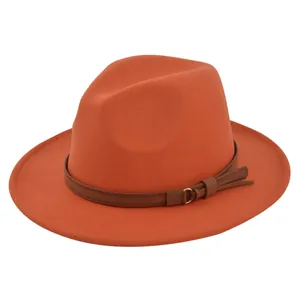Detail van oranje wollen fedora hoed met bruine lederen riem en gouden metalen gesp