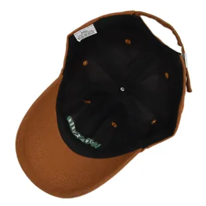 Detailansicht der Baseballkappe mit schwarzem Innenfutter und 100% Baumwolle Waschetikett