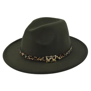Detalle de sombrero fedora verde oscuro con banda de leopardo y hebilla dorada