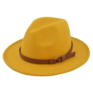 Detail van gele wollen vilten fedora met bruine kunstleren riem en gouden gesp-accent