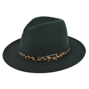 Detalle de sombrero fedora de lana verde oscuro con banda de leopardo y hebilla dorada
