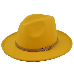 Detailopname van gele wollen fedora hoed met beige leren band en gouden metalen gesp