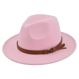 Detail van roze wollen vilt fedora hoed met bruine leren band en gouden metalen ring