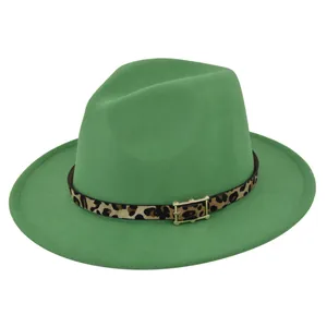 Detalle de sombrero fedora de fieltro verde con cinta de leopardo y hebilla dorada