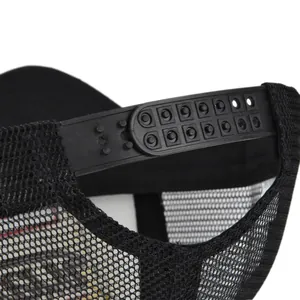 Dettaglio della fibbia snapback regolabile e della rete traspirante sul cappello nero
