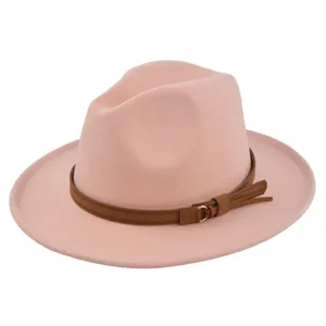 Roze vilten fedora hoed met bruine lederen riem en gouden gesp detail vanuit 45 graden hoek