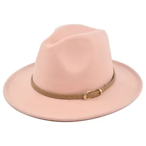 Detailweergave van roze vilten fedora hoed met beige lederen band en gouden metalen gesp