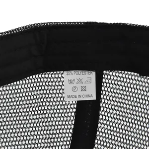 Dettaglio del cappellino da baseball in mesh nera con fascia tergisudore ed etichetta