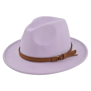 Detail van lavendel fedora hoed met donkerbruine riem en gouden gesp accent