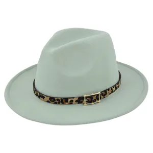 Detalle del sombrero de lana verde salvia con banda de leopardo y hebilla metálica dorada
