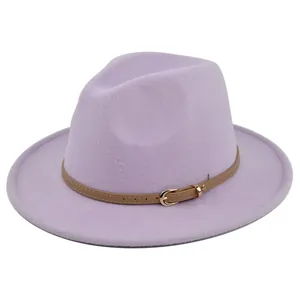 Detail van lichtpaarse wollen fedora hoed met een bruine leren riem en een gouden gesp