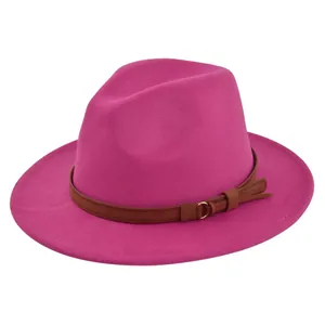 Detailopname van roze fedora hoed met bruine leren riem en gouden gesp