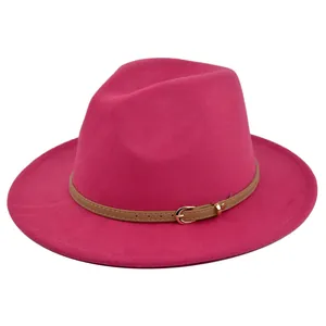 Detail van de rozerode wollen fedora hoed met bruine leren band en gouden metalen gesp