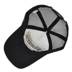 Dettaglio delle cuciture interne e dell'etichetta di lavaggio del cappellino a rete nero