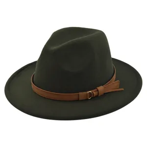 Detail van donkergroene wollen fedora met bruine kunstleren riem en gouden metalen gesp