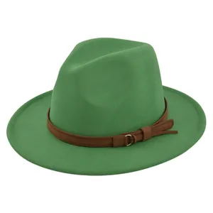 Detail van groene fedora hoed met vilten textuur en bruine imitatieleren riem met gesp