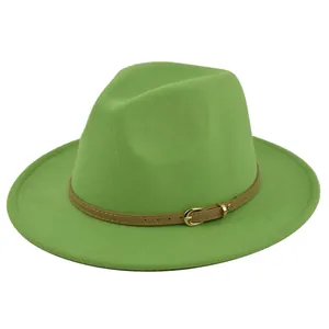 Detail van groene vilten fedora hoed met bruine leren riem en gouden gesp