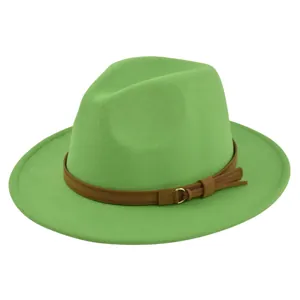 Detail van groene fedora hoed met een bruine leren riem en gouden gesp