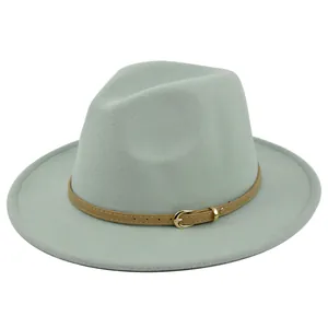 Detail van licht saliegroene vilten fedora hoed met bruine imitatielederen riem en gesp