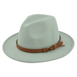 Detail van de mintgroene fedora hoed met een bruine kunstlederen riem en gouden gesp