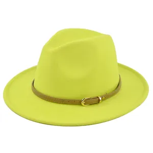Detailopname van een neongroene wollen fedora hoed met bruine leren band en gouden gesp