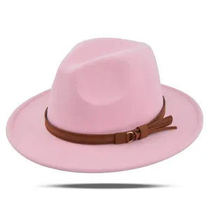 Roze wollen vilten fedora hoed met brede rand en bruine leren riem voor dames en heren