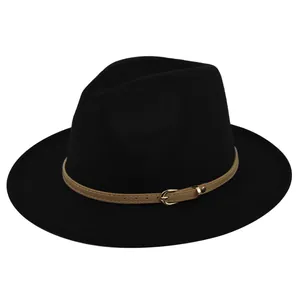 Klassieke zwarte wollen gleufhoed met beige lederen riem en gouden gesp detail