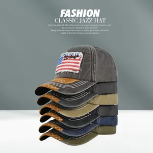 Dettaglio di cappelli baseball vintage con patch ricamata della bandiera americana