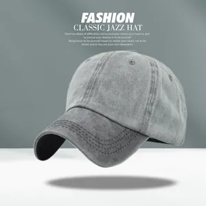 Détail d'une casquette de baseball en coton gris foncé avec effet vintage délavé