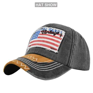 Dettaglio della toppa vintage con bandiera americana e cuciture invecchiate sul cappellino