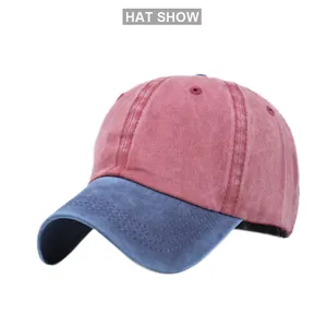 Détail de la casquette de baseball en coton délavé avec calotte rouge et visière bleue