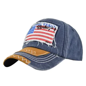 Dettaglio di un cappello vintage con toppa bandiera americana e denim lavato